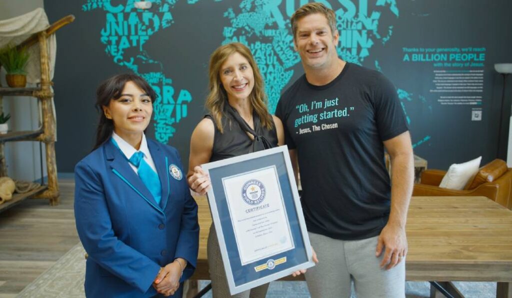 Los responsables de la serie con el reconocimiento Guinness.