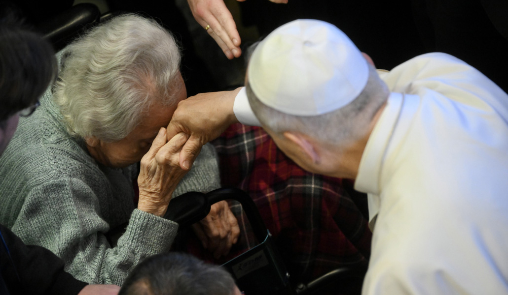 El Papa junto a una anciana atendida por las Hermanitas de los Pobres.
