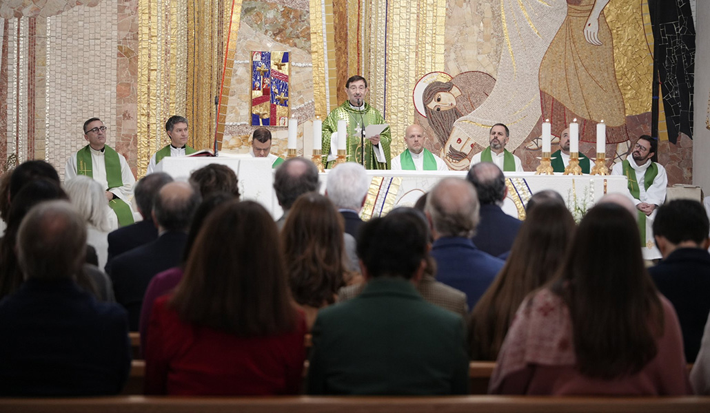 El arzobispo de Madrid, el cardenal José Cobo, durante su homilía en la capilla del Colegio Mayor San Pablo.