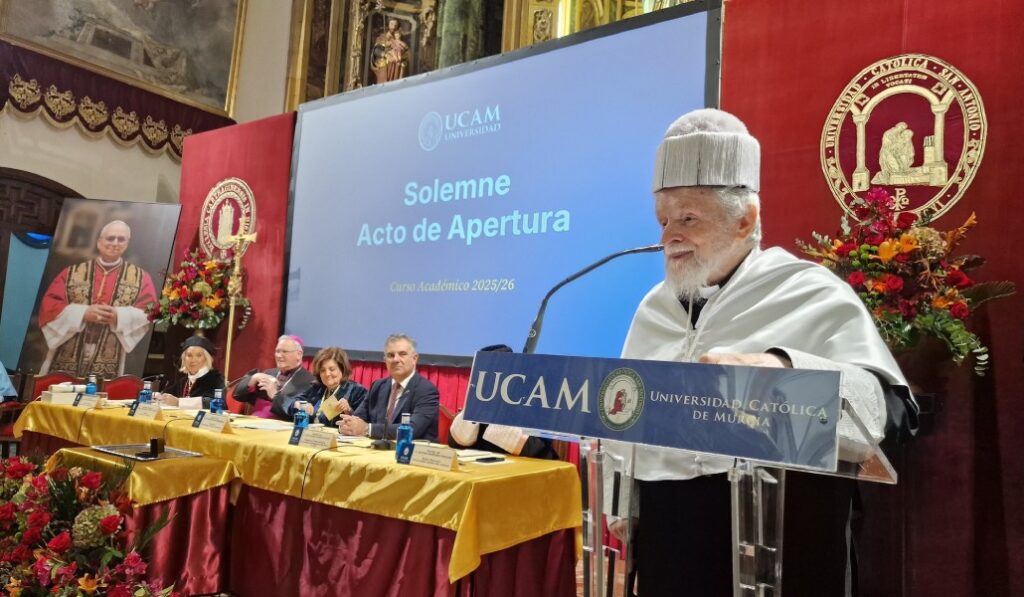 Pezzi pronuncia su lección magistral tras ser investido doctor 'honoris causa' por la UCAM.