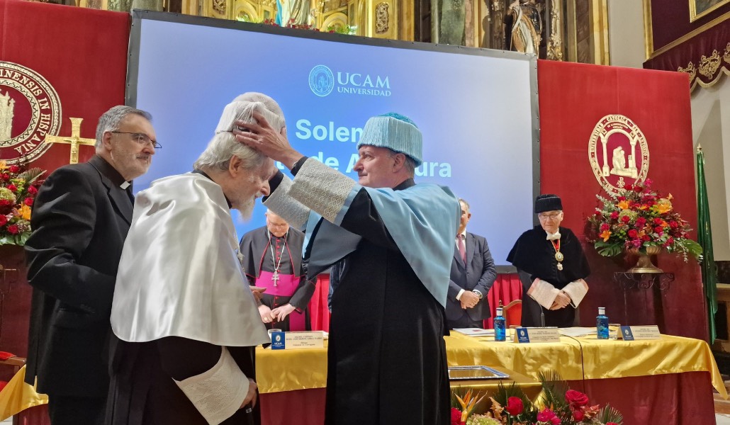 Momento de la imposición del birrete a Pezzi.