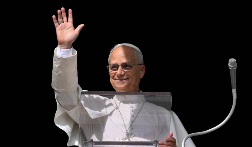 El Papa saluda desde la ventana del Palacio Apostólico, desde donde ha pedido intervenir con decisión en Darfur.