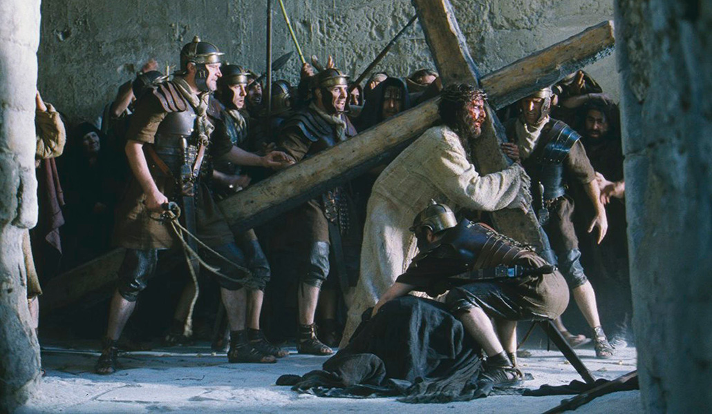 El actor Jim Caviezel, que interpreta a Jesús, carga la cruz en una escena de 'La Pasión de Cristo'