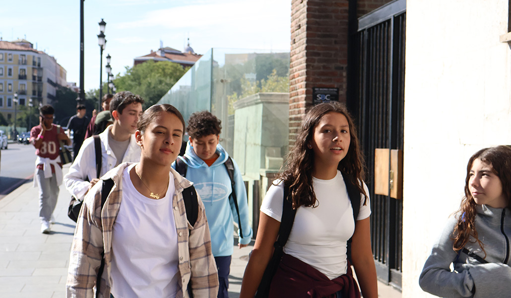Participantes en el festival WOW se dirigen a la catedral de la Almudena.