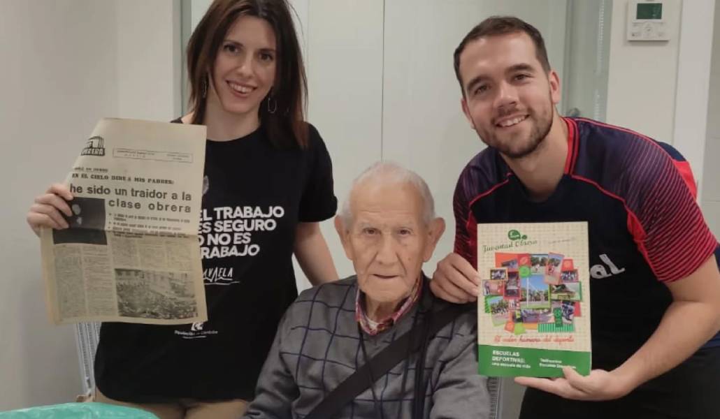 Jóvenes de la JOC con uno de los primeros militantes en España.