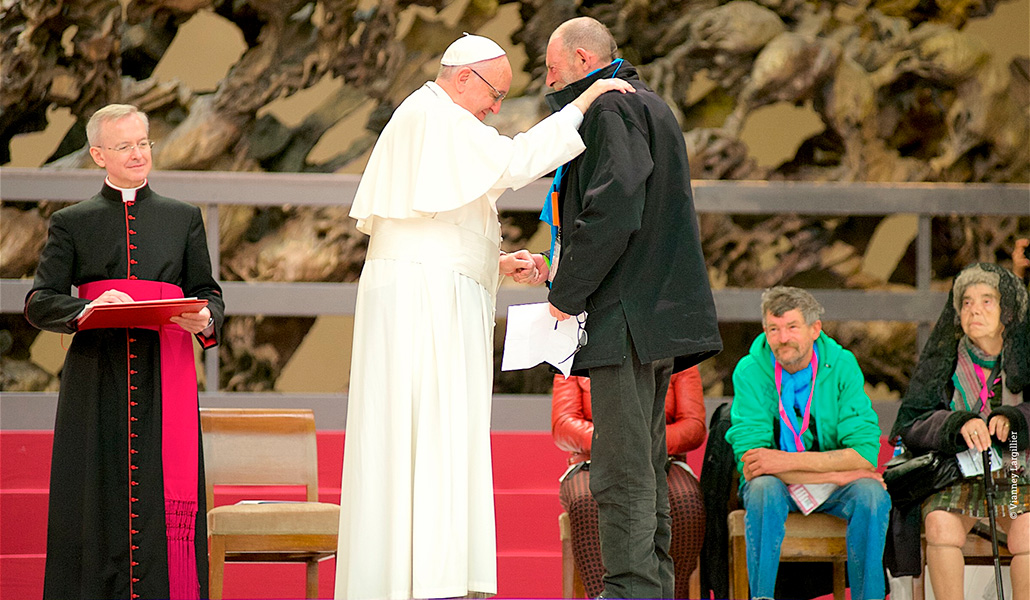 Christian saluda al Papa Francisco durante el evento jubilar con los pobres, el 11 de noviembre de 2016.