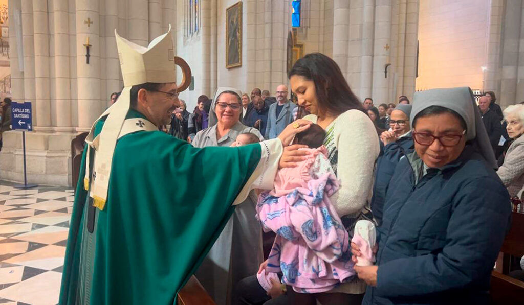 El cardenal Cobo bendice a los bebés que viven con sus madres en el Hogar Santa Bárbara.