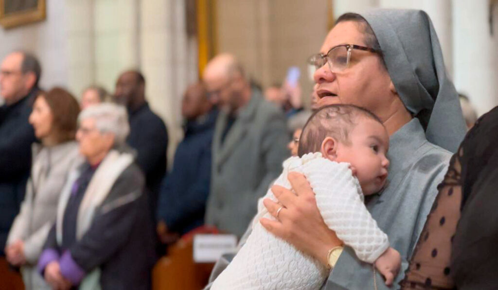 Una de las religiosas que atienden el Hogar Santa Bárbara con uno de los pequeños a los que atienden.