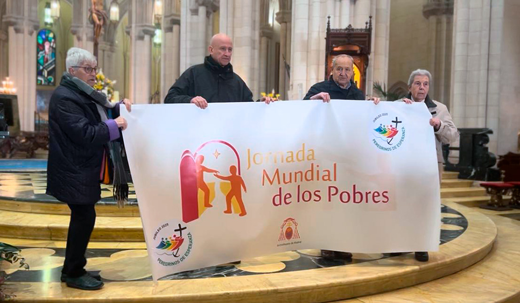 Muestran en la catedral la pancarta con la que se peregrinó desde el metro de Ópera.