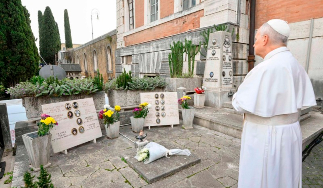 León XIV en el cementerio ha depositado flores en la tumba de la familia Nicoloni, la primera al entrar.