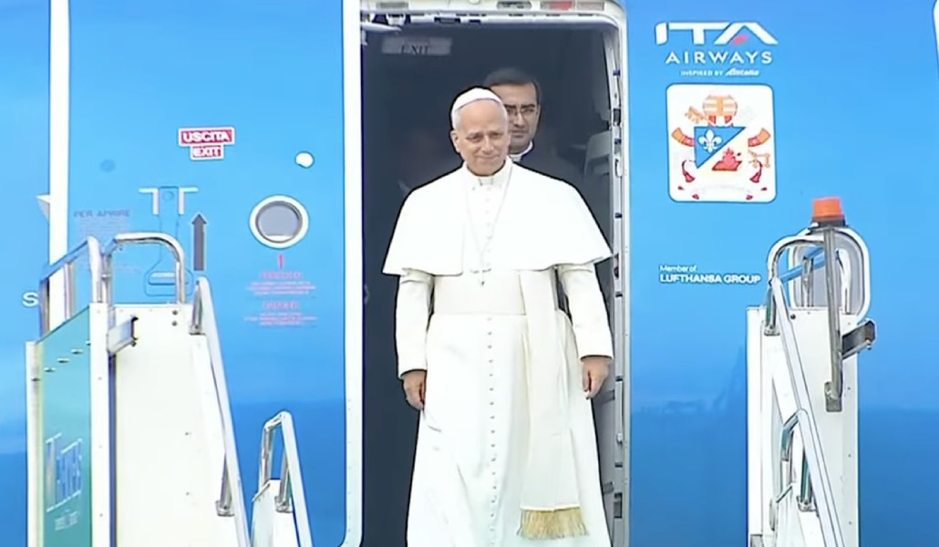 León XIV se asoma a la puerta del avión nada más aterrizar en Turquía. Foto: Vatican Media.