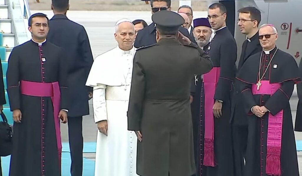 Una delegación de militares saluda al Santo Padre al pisar suelo en Turquia. Foto: Vatican Media.