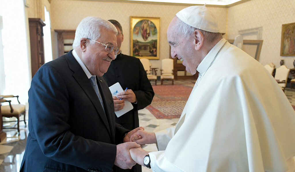 El Papa Francisco (derecha) y el presidente palestino Mahmoud Abbas (izquierda) en un encuentro anterior.