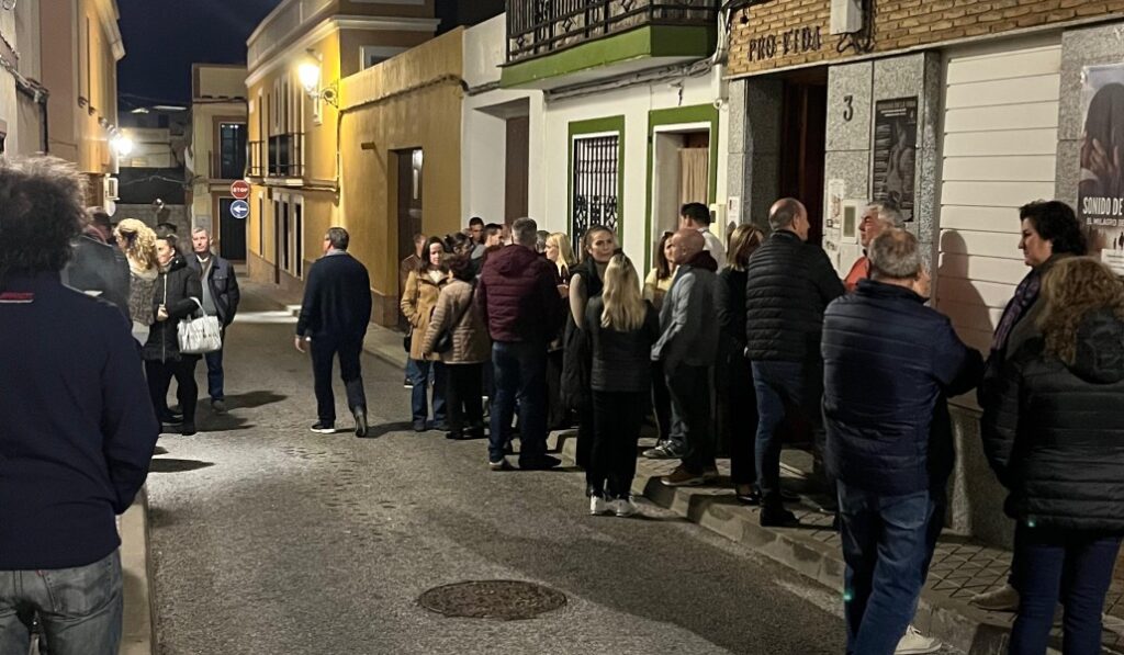 La gente se congrega este miércoles en la sede de Provida Mairena para despedirse de Manolo Fernández. F