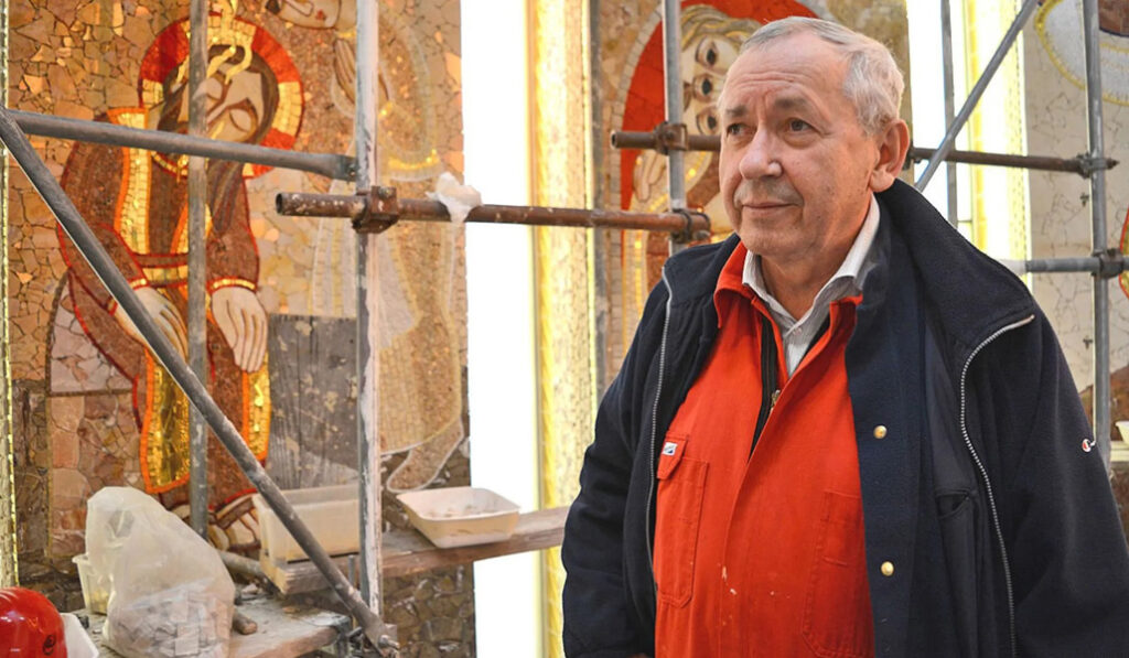 Marko Rupnik ante una de sus vidrieras.