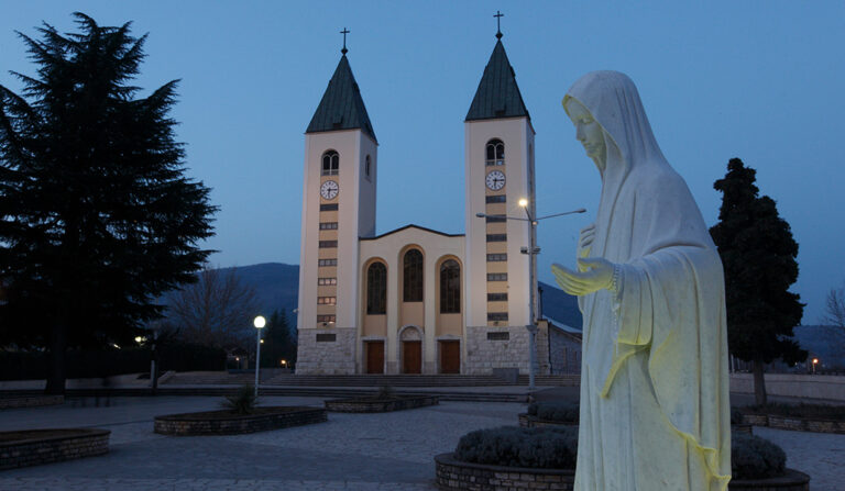 Estatua de María afuera de la iglesia de Santiago en Medjugorje, Bosnia-Herzegovina en una fotografía de archivo de 2011