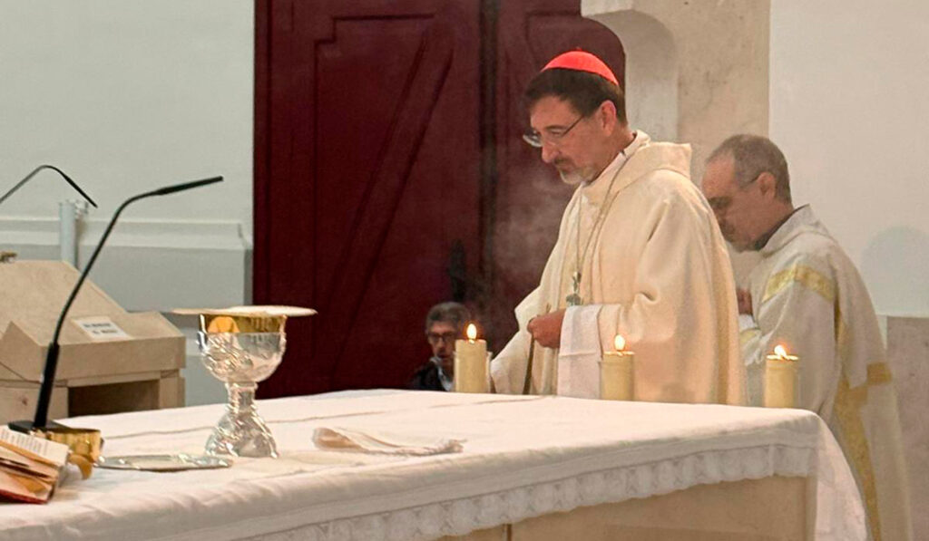 El cardenal Cobo, durante la Misa en la capilla del Cementerio Nuestra Señora de la Almudena.