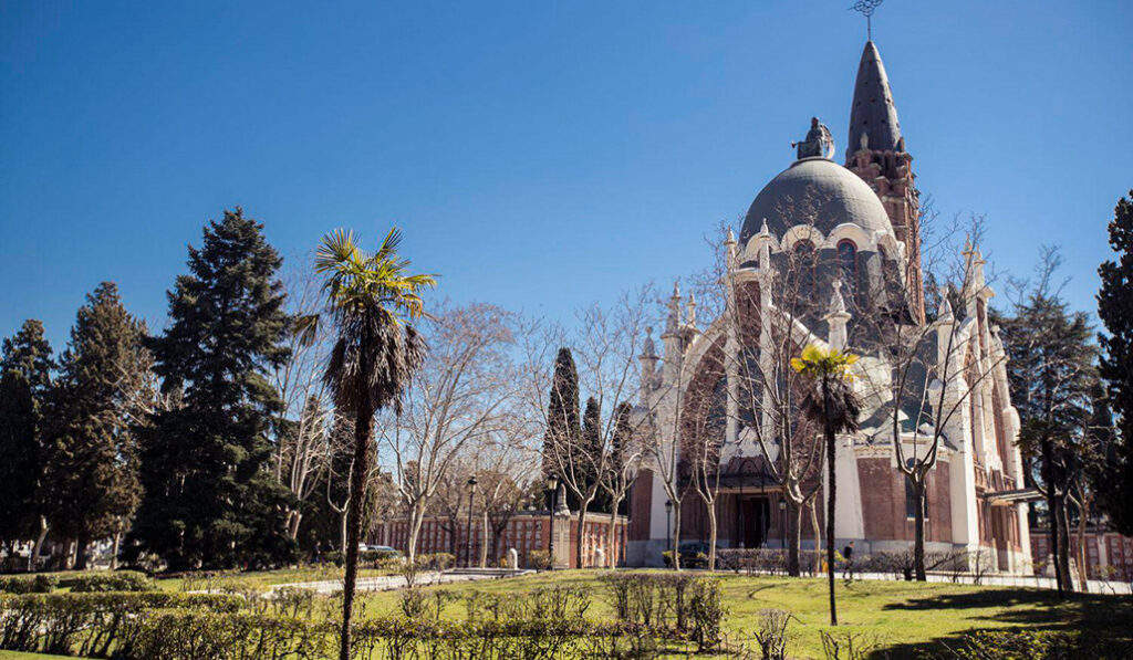 Vista de la capilla del Cementerio de la Almudena