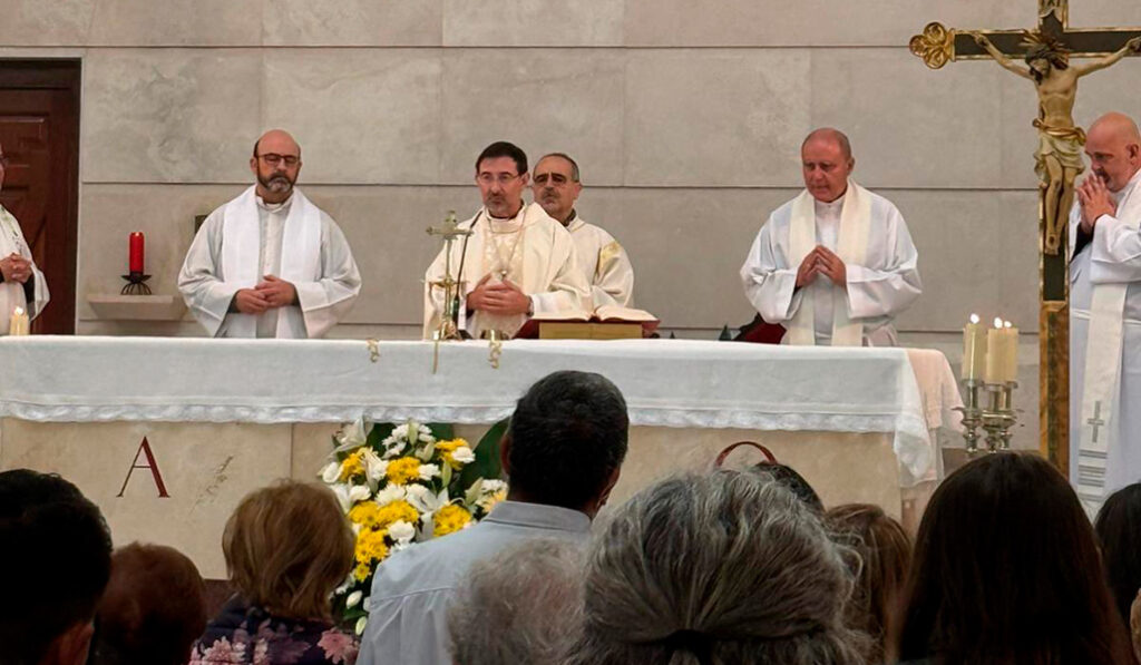 Un momento de la Misa en la capilla del Cementerio Nuestra Señora de la Almudena.