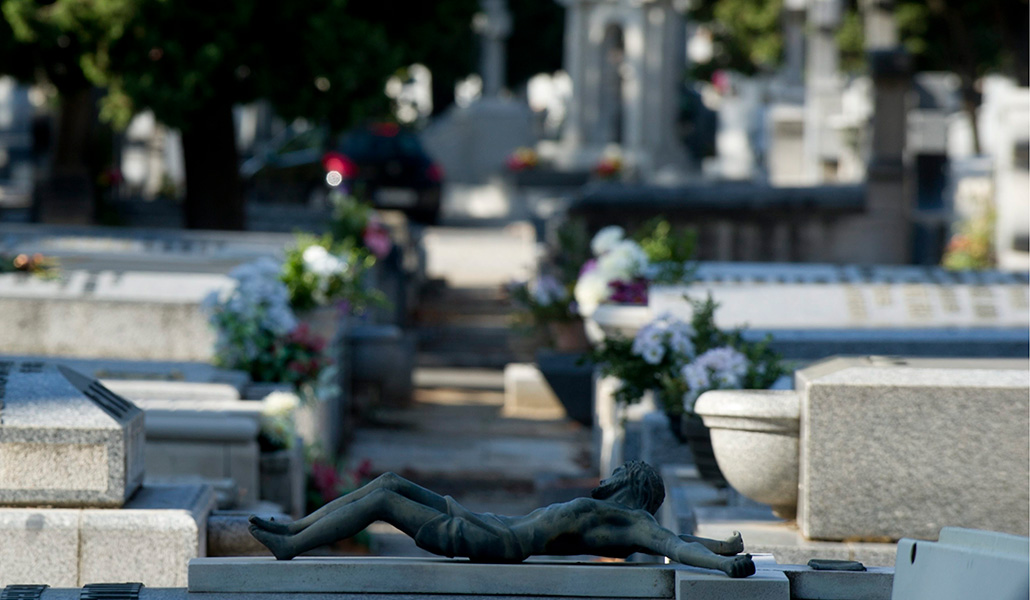 Foto de recurso de un crucifijo en una sepultura
