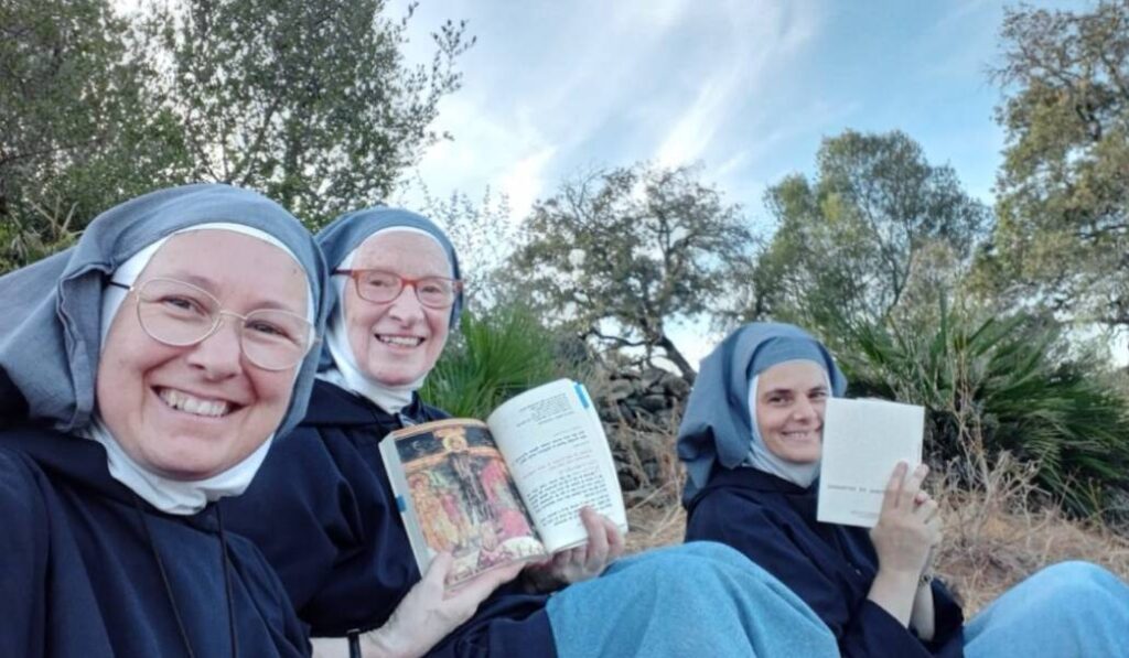 Las monjas rezan en el terreno de su nuevo emplazamiento. Foto: Hermanas de Belén.