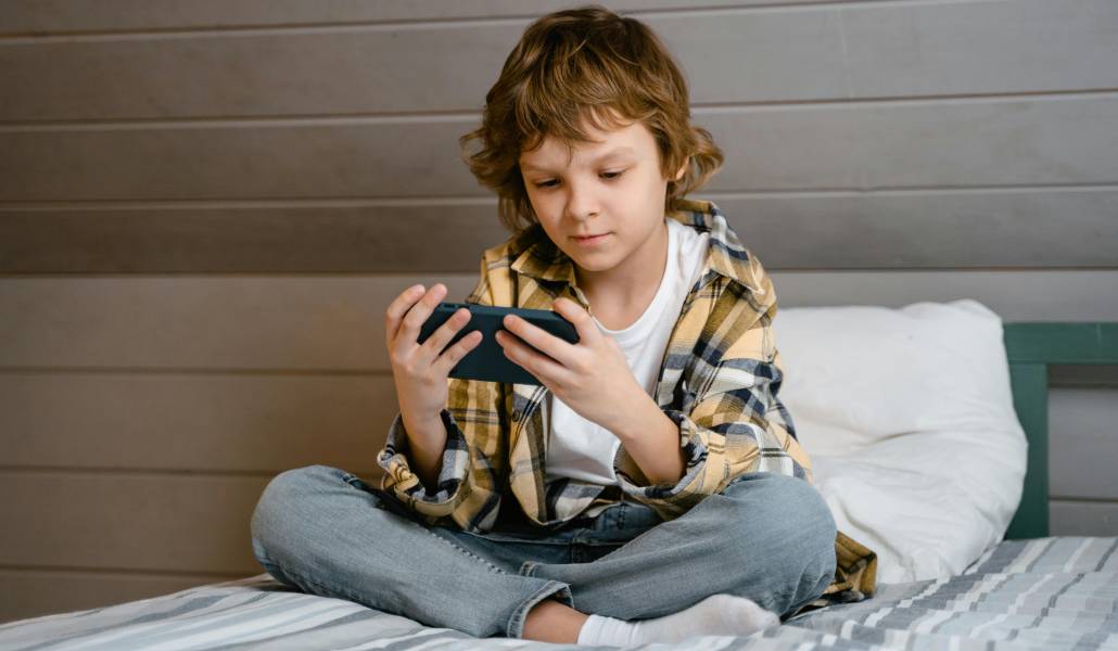 Niño con un móvil en la mano