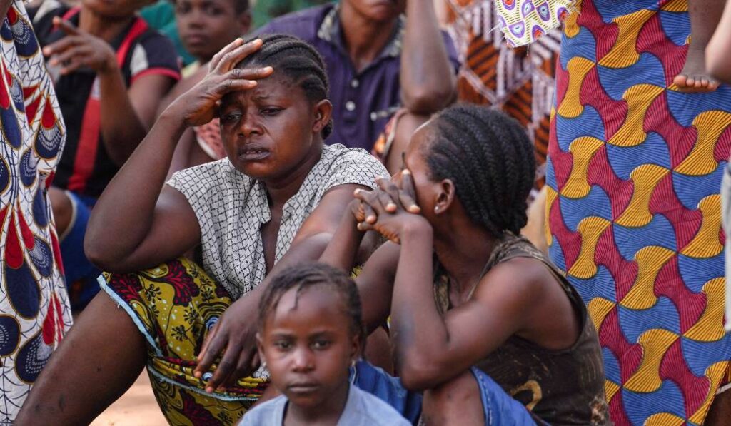 Mujeres lloran tras un ataque de Boko Haram en junio.