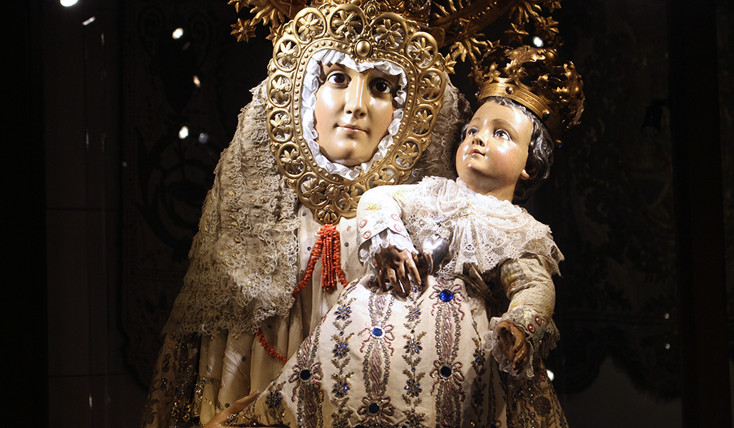 Imagen vestidera de la Almudena con un manto elaborado en 1786.