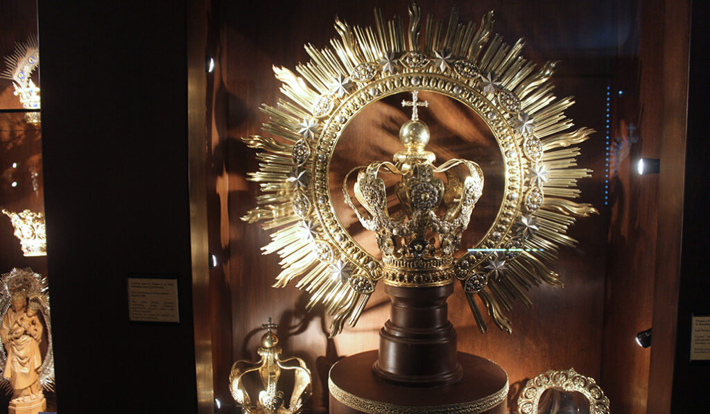 Esta corona de 1828 ya no sale en procesión.