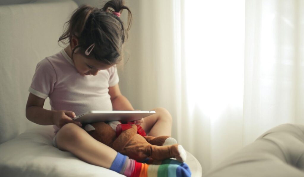 Foto de recurso de una niña con una tablet