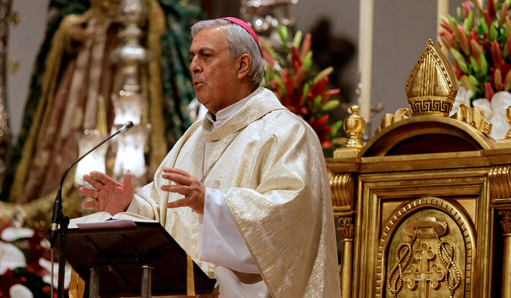 El obispo de Tenerife, Bernardo Álvarez durante una vigilia pascual en catedral de La Laguna.