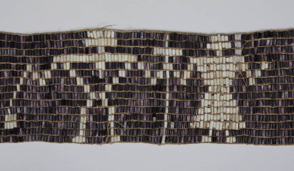 Cinturón de abalorios de un indígena canadiense encontrándose con un misionero católico, de los Museos Vaticanos.