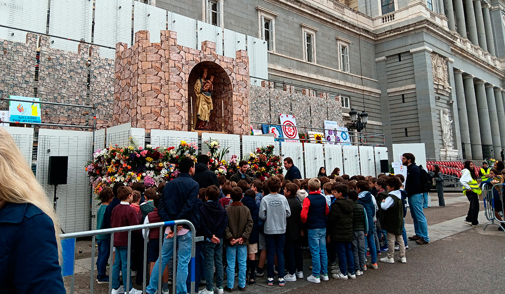 Ofrenda floral a la Virgen de la Almudena