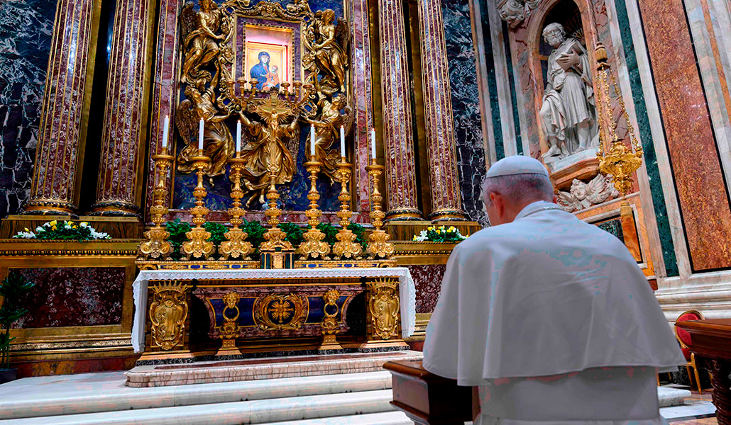 El Papa León XIV reza en la capilla con el icono mariano de la Salus Populi Romani en la basílica de Santa María la Mayor en Roma, el 3 de noviembre de 2025.