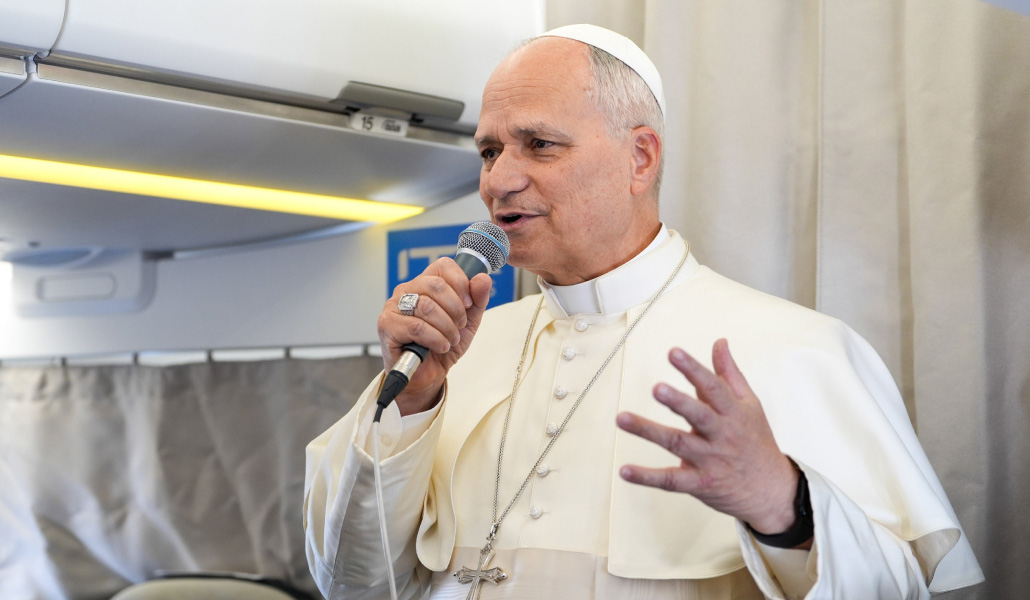 El Papa hablando a los periodistas durante el vuelo al Líbano.