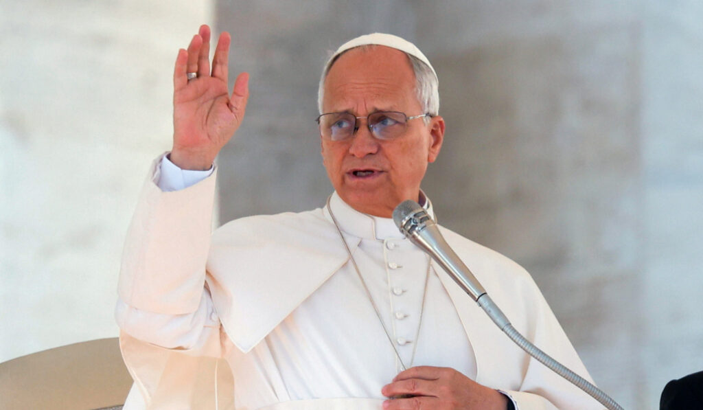 León XIV saluda durante la audiencia