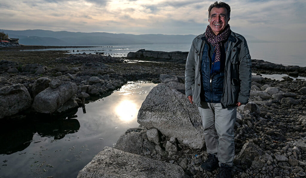 Mustafa Sahin posa en las ruinas de la iglesia de los Santos Padres, que explicará al Papa.