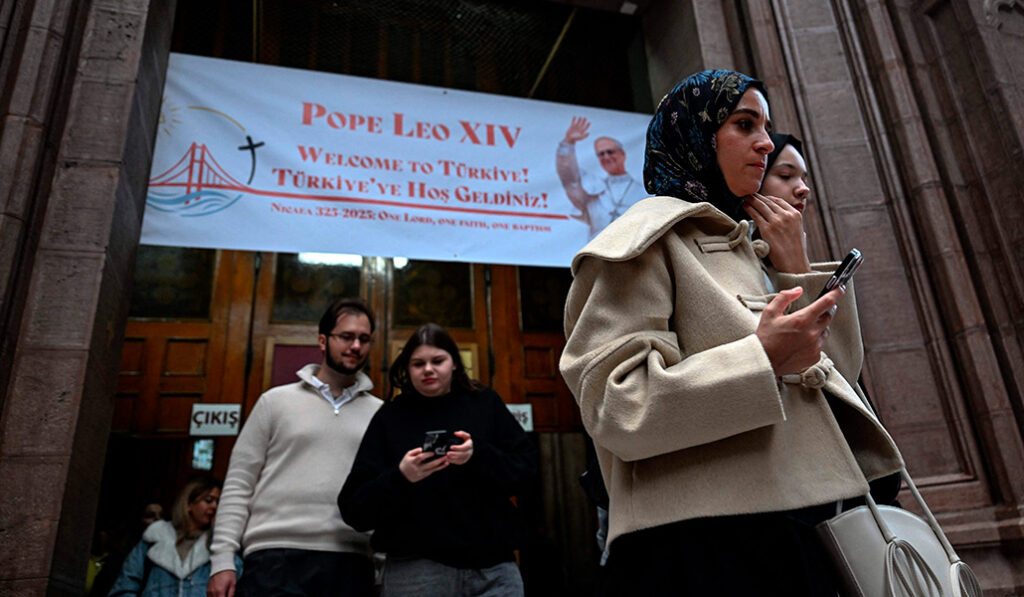Fieles y viandantes ante la catedral del Espíritu Santo, de Estambul.