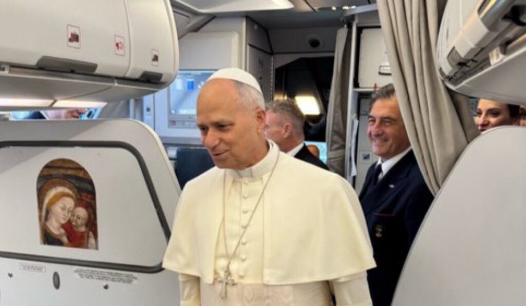 El Papa llega a su asiento, con la Virgen del Buen Consejo de Genazzano.