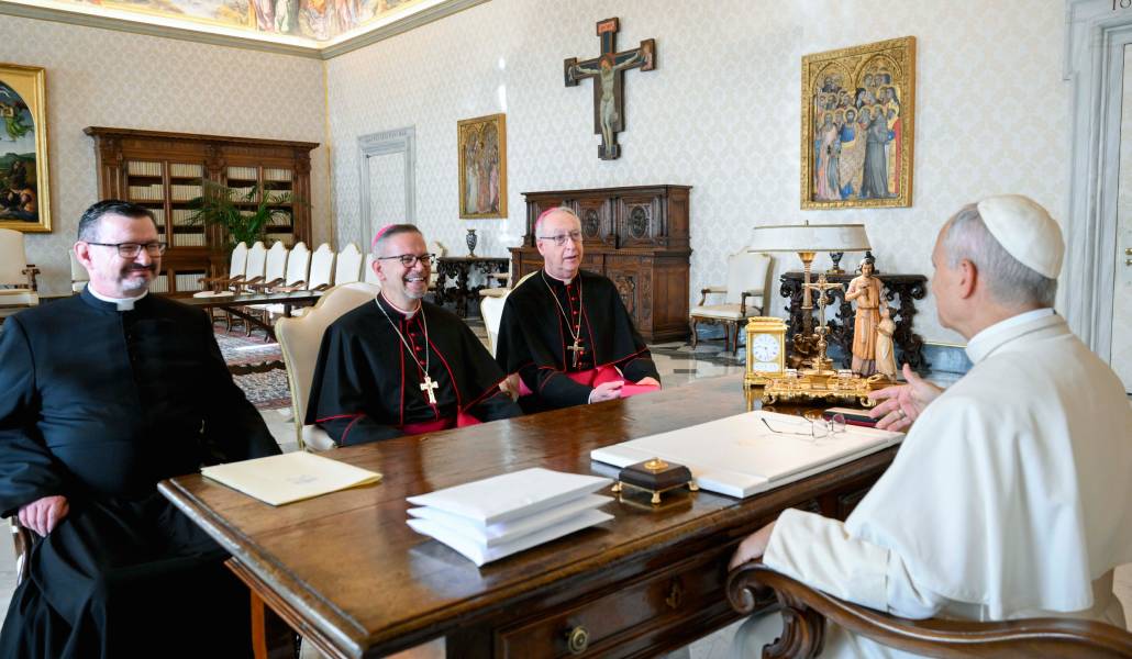 El Papa recibe en la audiencia a los obispos de Canadá.