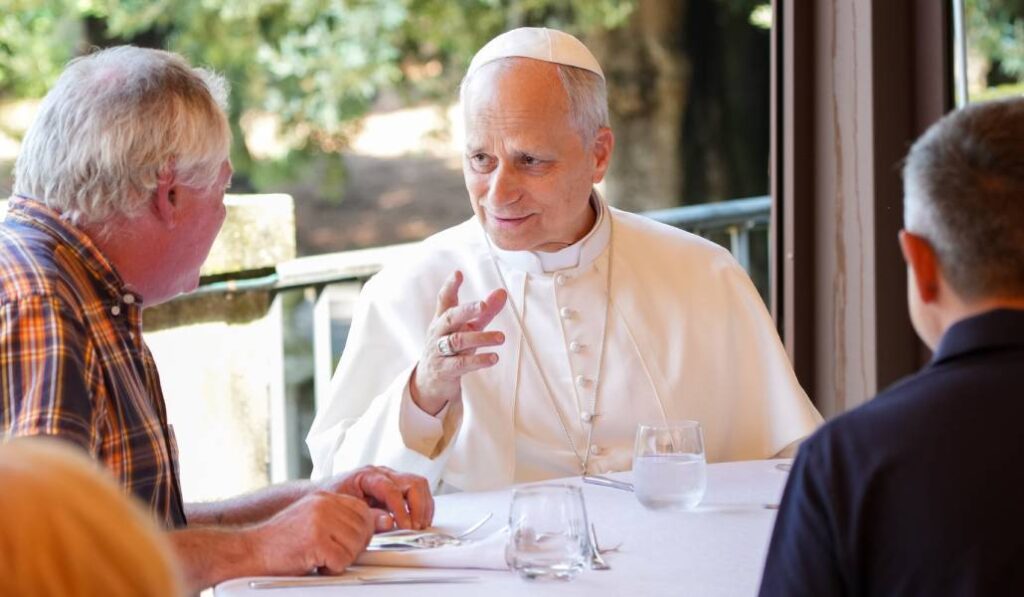 León XIV compartió mesa en agosto con algunos usuarios de Cáritas en Italia.
