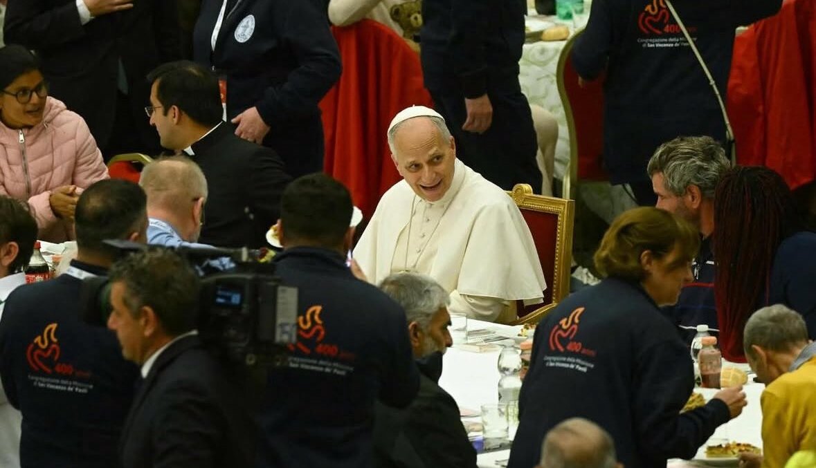 El Papa durante el almuerzo con los pobres en el Vaticano. Foto: Vatican Media.