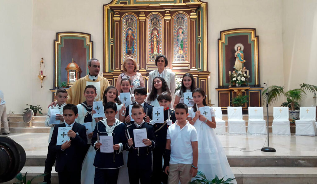 Celebración de una Primera Comunión en la parroquia.