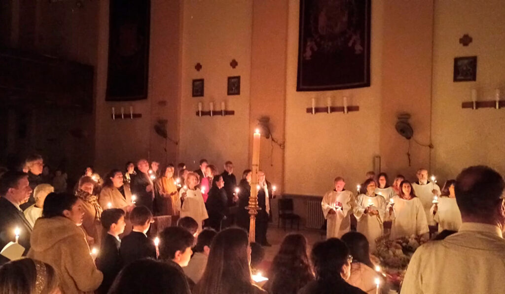 Vigilia Pascual en el interior del templo.