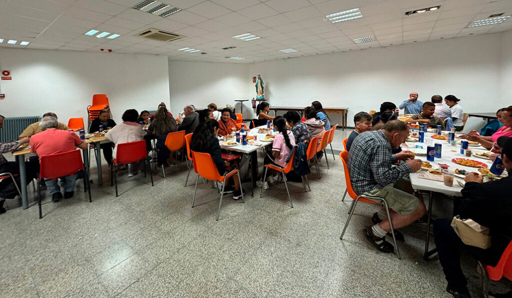 Cursos Alpha organiza cenas para evangelizar a los alejados.