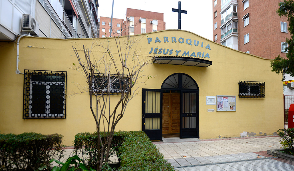 El edificio de la parroquia se inserta en el barrio de Aluche.