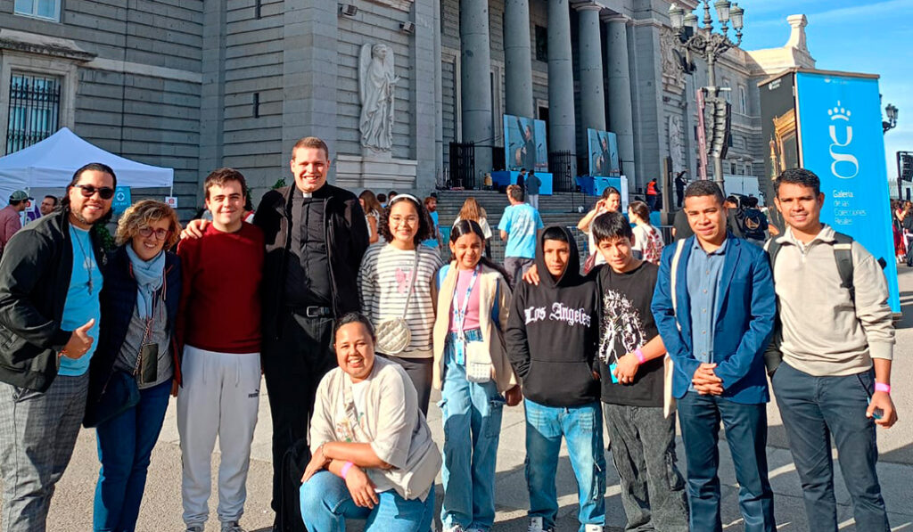 Algunos jóvenes de Jesús y María durante una peregrinación a la Almudena.