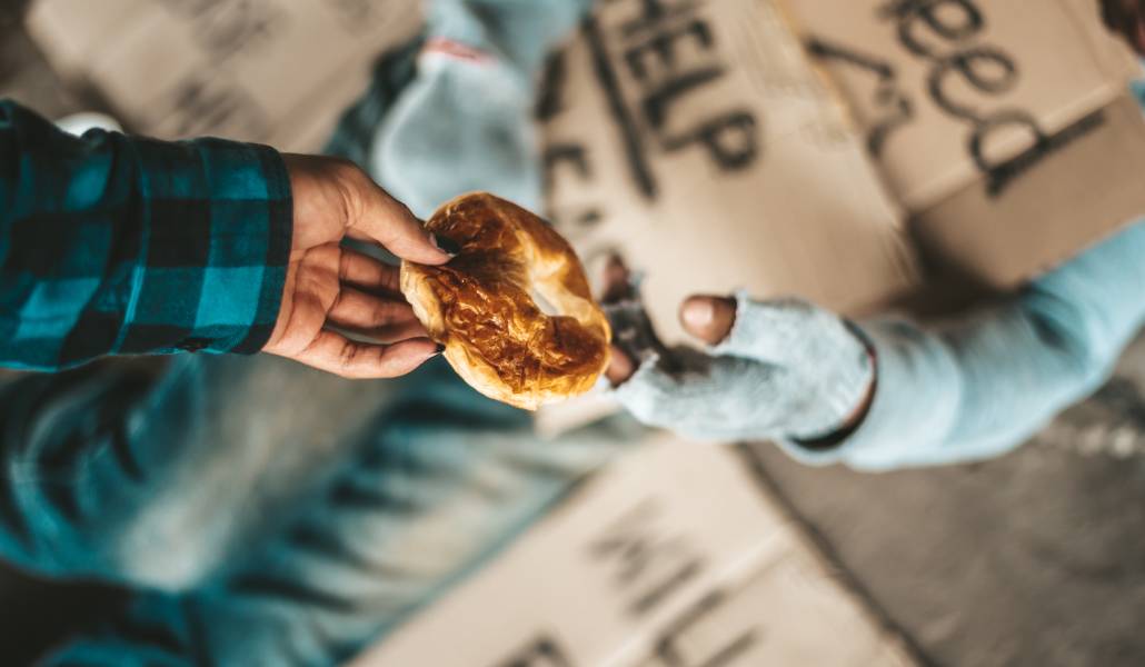 La Iglesia invita a «entregar parte de nuestra vida ajetreada a un voluntariado social». Foto: Jcomp / Frepik.