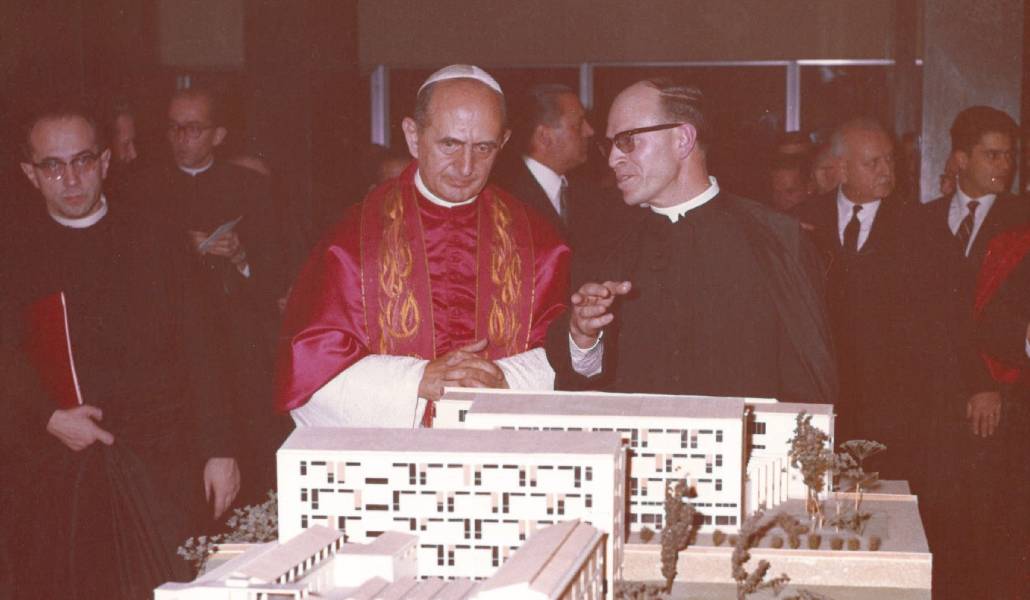 San Pablo VI contempla una maqueta del edificio durante la inauguración. Foto: Pontificio Colegio Español San José.