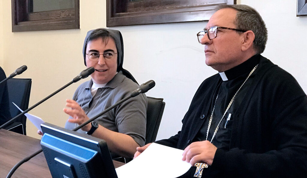 Alessandra Smerilli junto al obispo Abilio Martínez en el Vaticano.